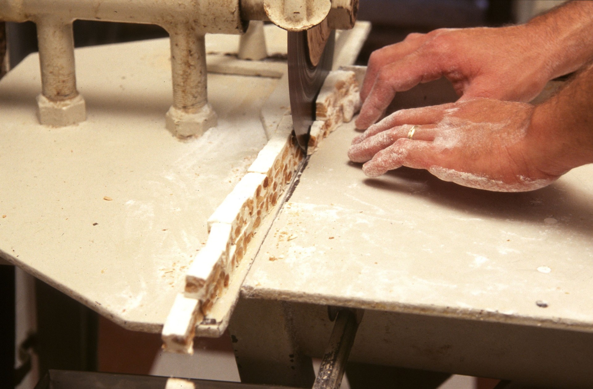 Preparazione dolce torrone siciliano in laboratorio